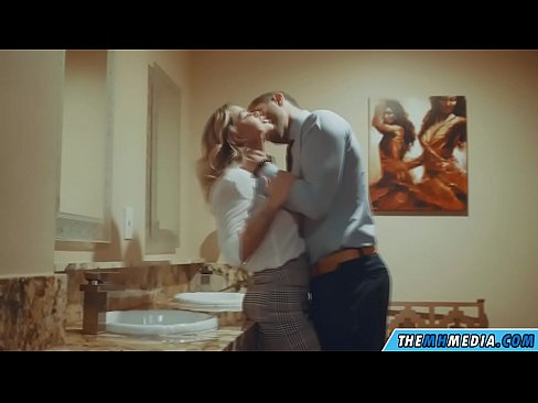 ❤️ Kung ang usa ka busty blonde naghaylo kanimo sa usa ka publiko nga kasilyas ❤️❌ Lisud nga porn sa amon